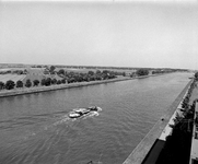 855879 Afbeelding van een klein vrachtschip op het Amsterdam-Rijnkanaal te Utrecht, met op de achtergrond de polder ...